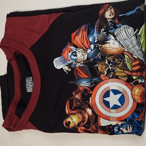 Marvel Superheroes Tee Size Medium - Picture 6 of 6